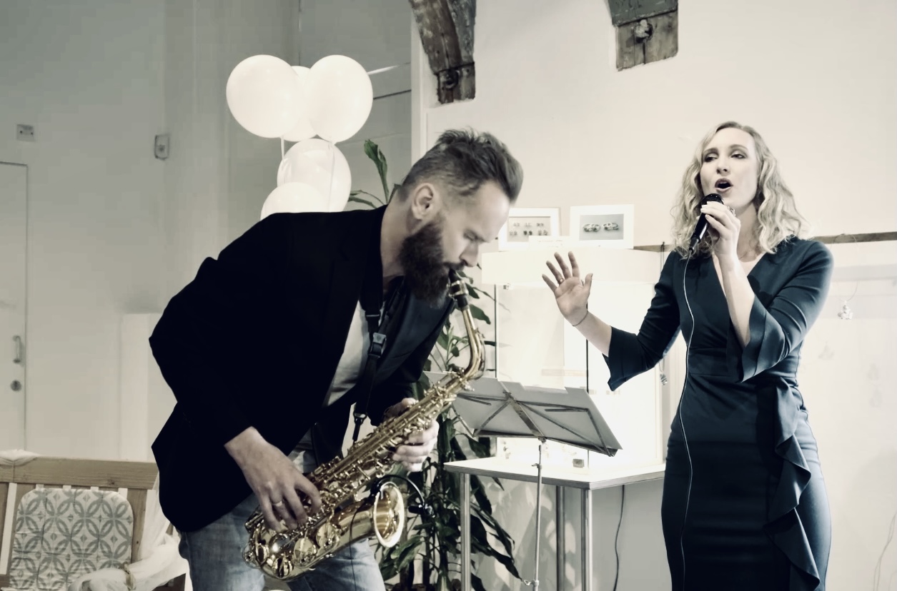 Optreden van Pieter Sax november 2021 tijdens een trouwceremonie in het Zilvermuseum samen met Daphne Veronique