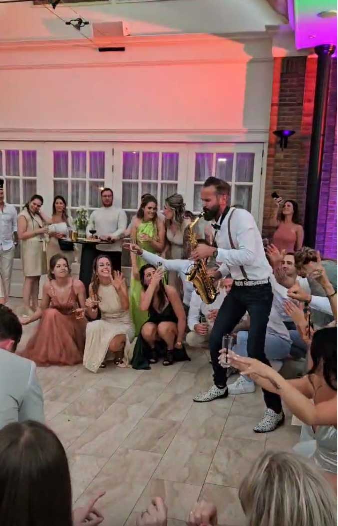 Op de foto sta ik met mijn sax tijdens de kickstart van een trouwfeest in een prachtig kasteel