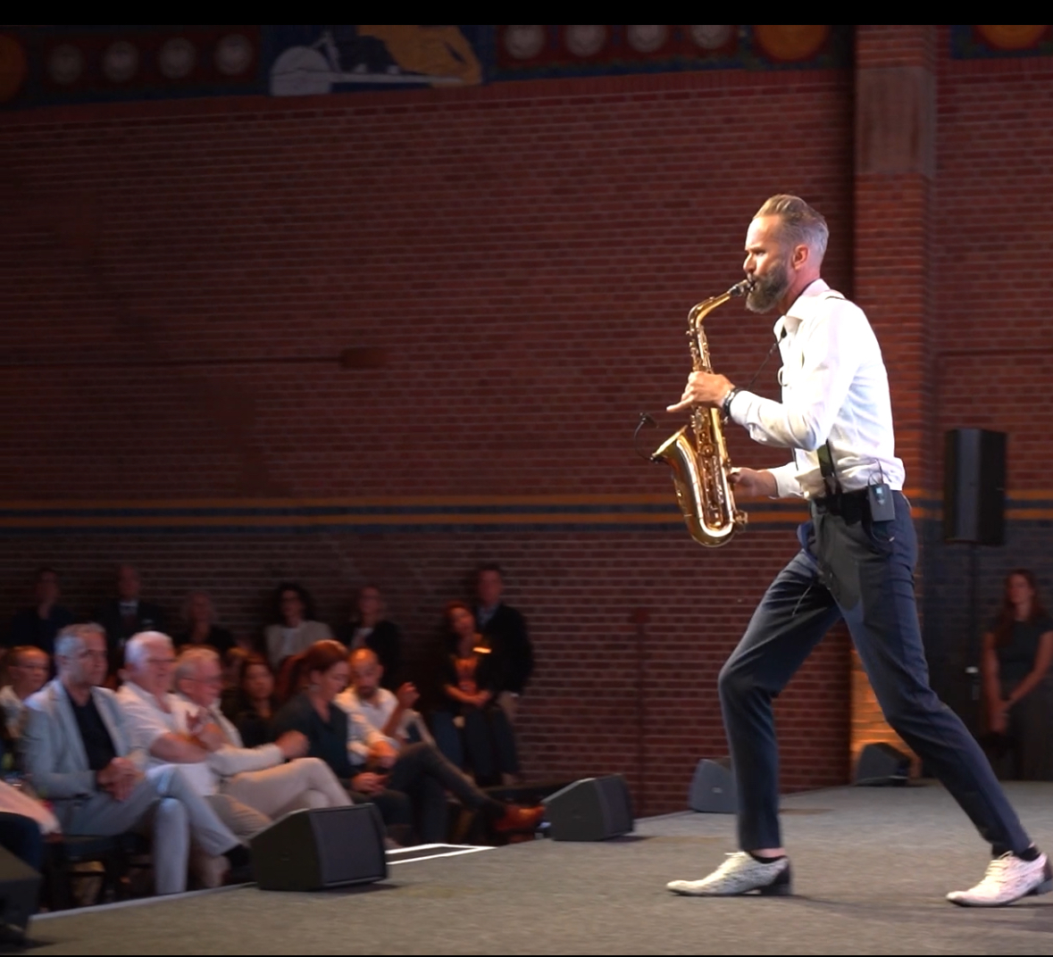 Pieter Sax speelt voor 800 ROC studenten in Beurs v Berlage
